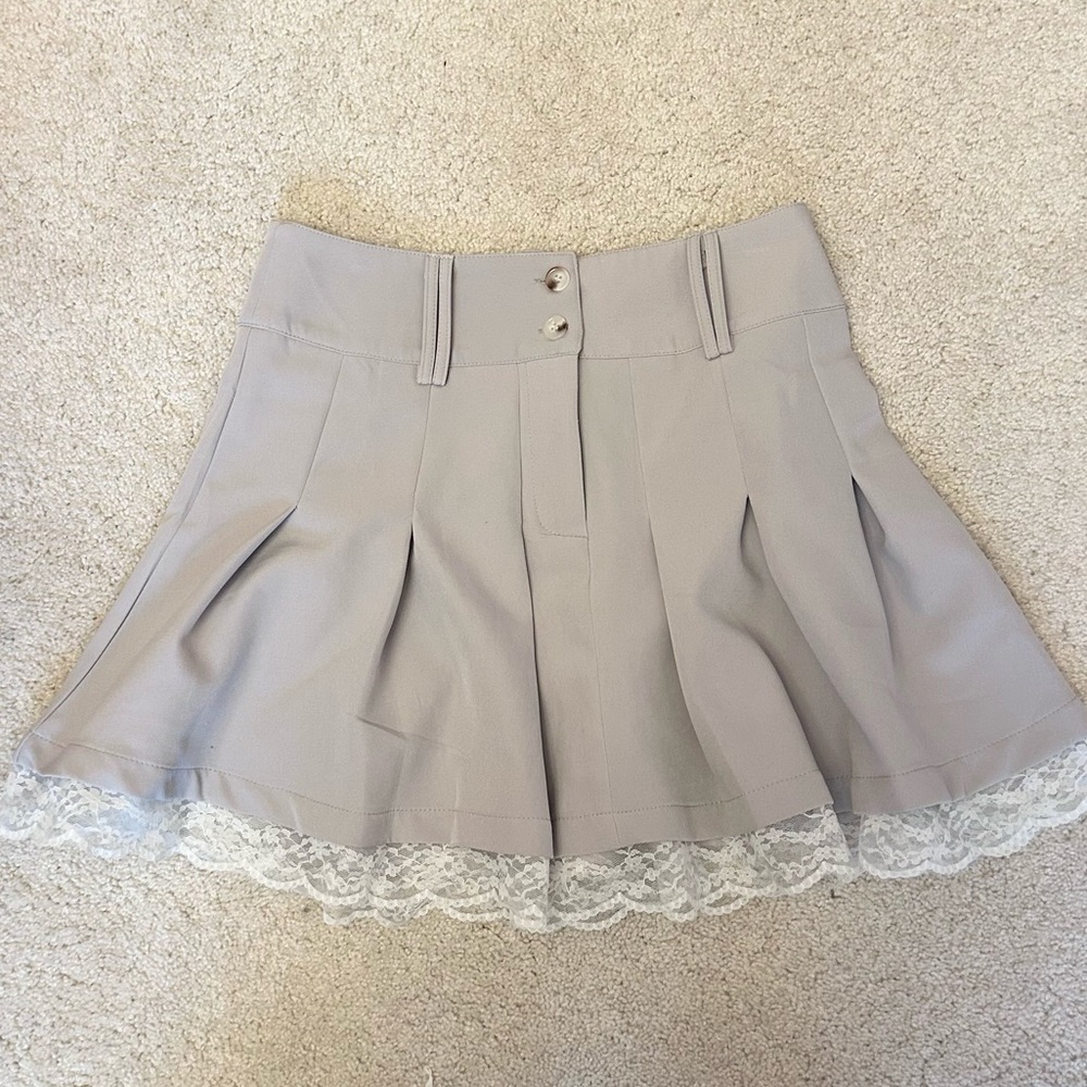 LAST CALL! 🤍 gray lace pleated mini skirt